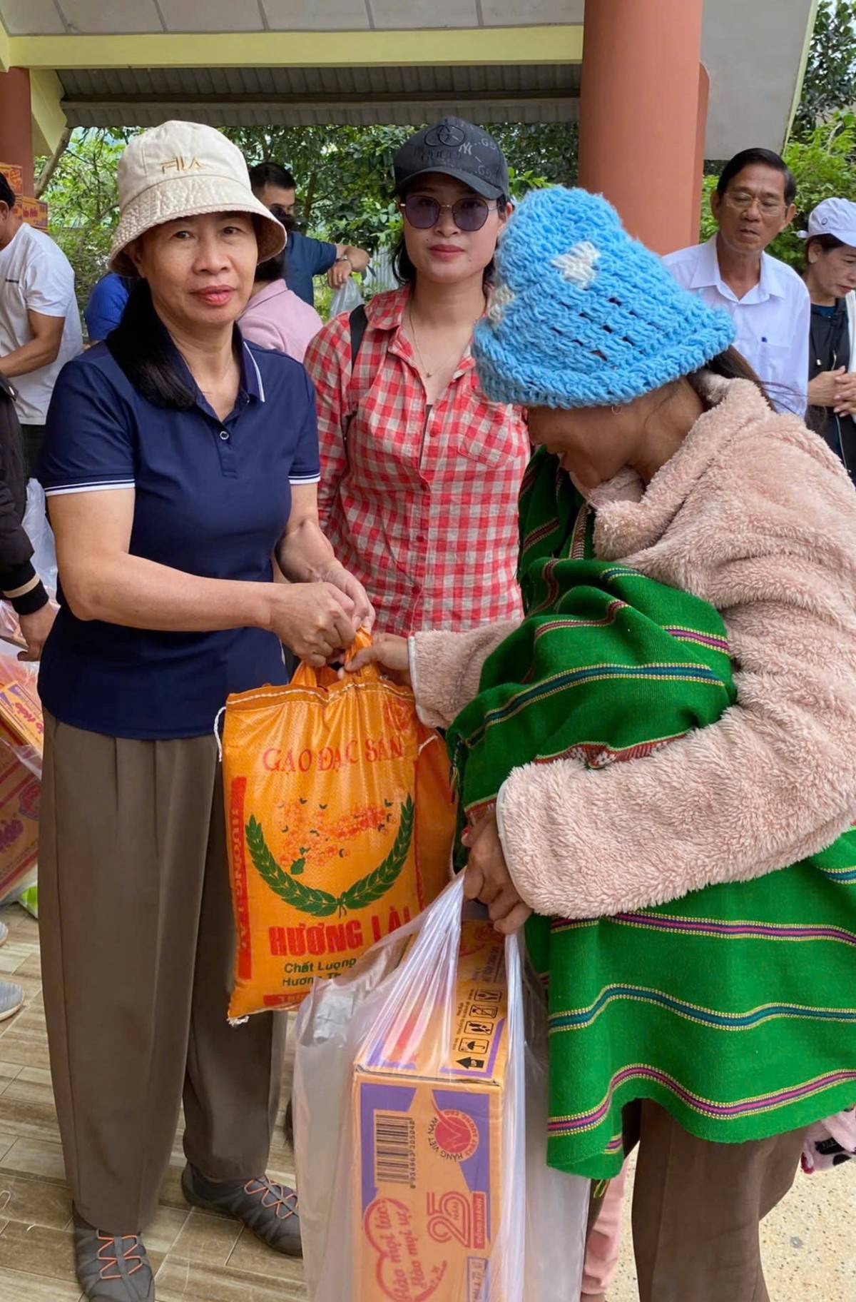 Quỹ Thiện nguyện Mạc Hoa và Nhóm Thiện nguyện Thiện Tâm  trao hơn 7 tấn hàng hóa giúp người dân bị thiệt hại do mưa lũ