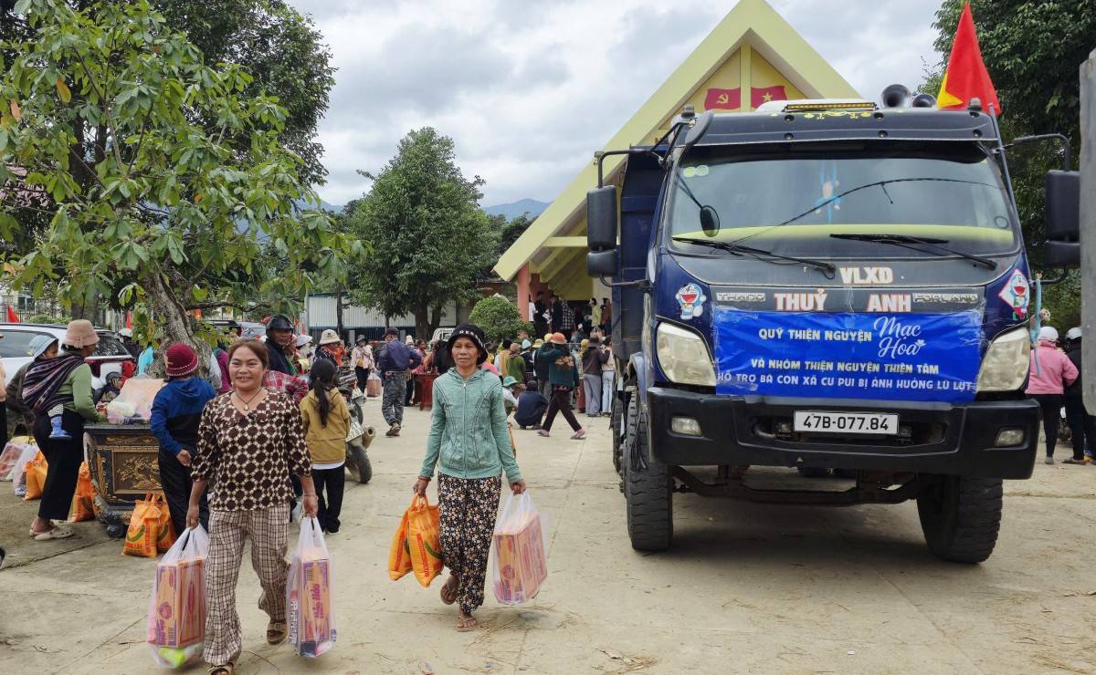 Quà được trao đến tận tay người dân