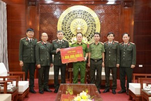 Công an TP.HCM hỗ trợ 1 tỷ đồng chia sẻ thiệt hại mưa lũ với Quảng Trị