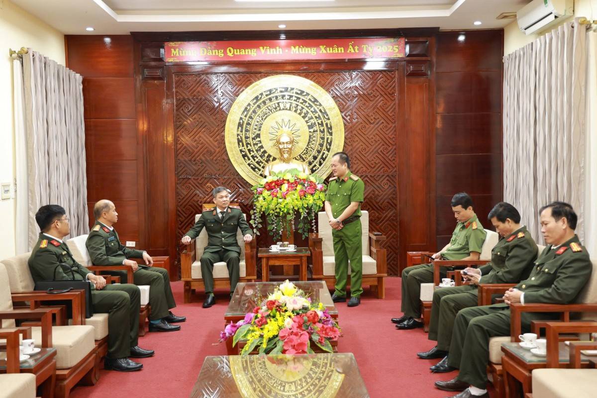 Công an TP.HCM hỗ trợ 1 tỷ đồng chia sẻ thiệt hại mưa lũ với Quảng Trị