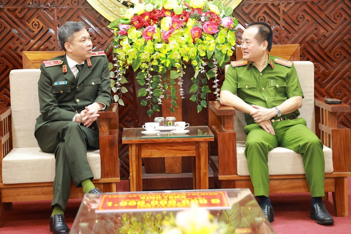 Công an TP.HCM hỗ trợ 1 tỷ đồng chia sẻ thiệt hại mưa lũ với Quảng Trị