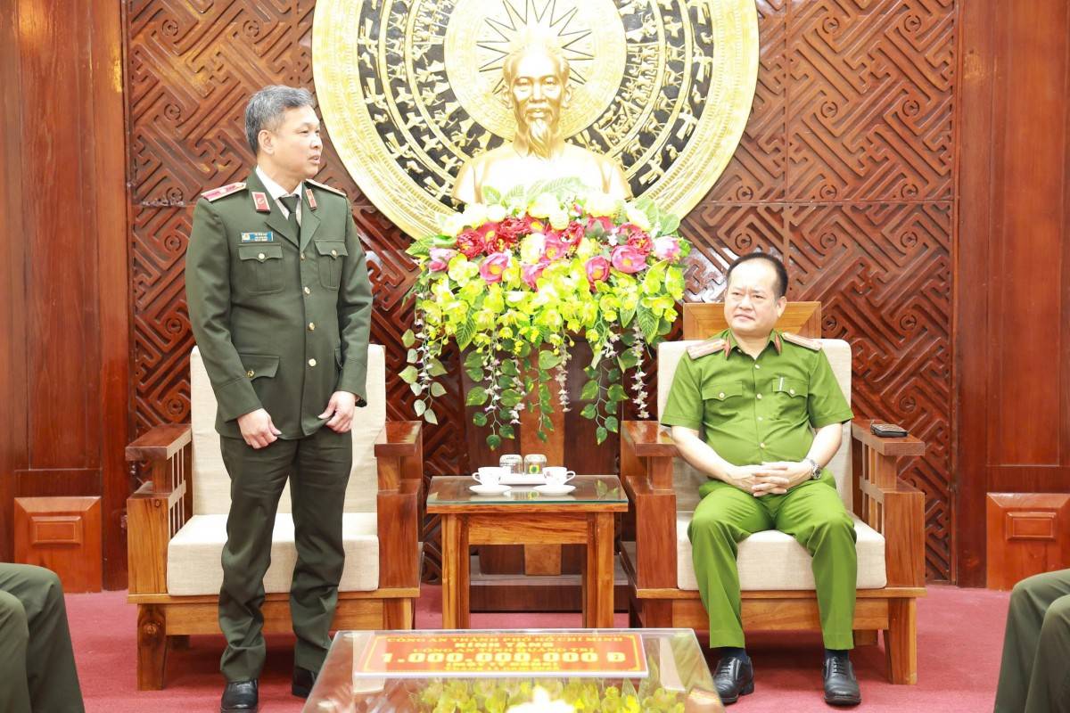 Công an TP.HCM hỗ trợ 1 tỷ đồng chia sẻ thiệt hại mưa lũ với Quảng Trị