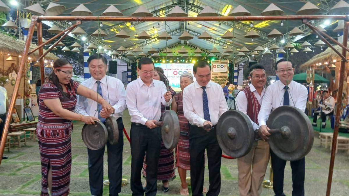 Phó Chủ tịch UBND TPHCM Bùi Minh Thạnh cùng các đại biểu tham dự Sự kiện kết nối giao thương sản phẩm OCOP