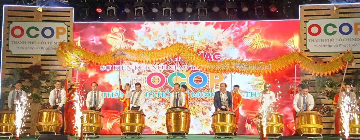 Nghi thức đánh trống khai mạc sự kiện quảng bá và kết nối giao thương sản phẩm OCOP lần thứ I năm 2025 với chủ đề “OCOP TP.HCM - Hội nhập và phát triển”.