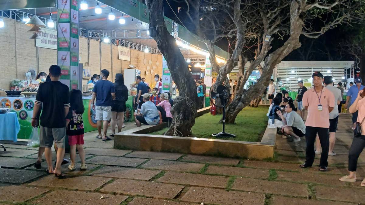 Sự kiện kết nối giao thương sản phẩm OCOP thu hút đông người dân, du khách tham dự