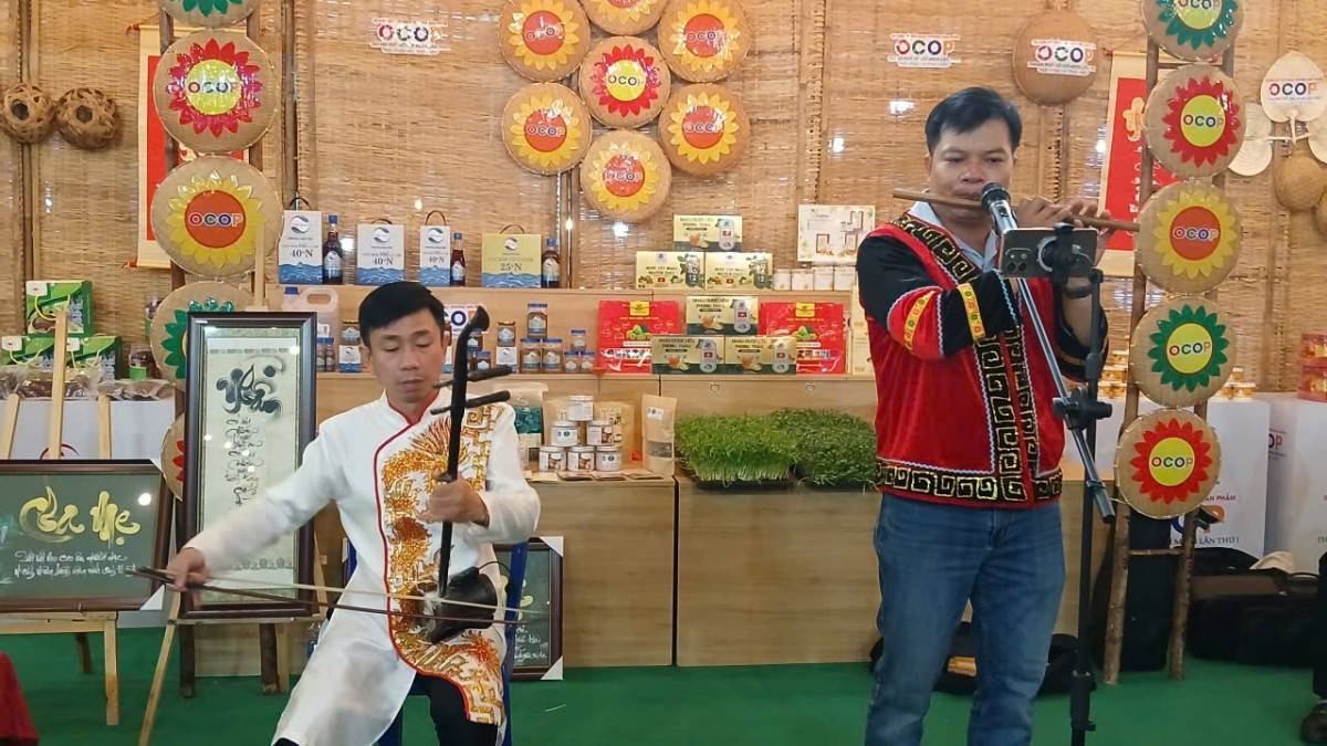 Doanh nghiệplivestream, có nghĩa là phát sóng trực tiếp trên mạng.