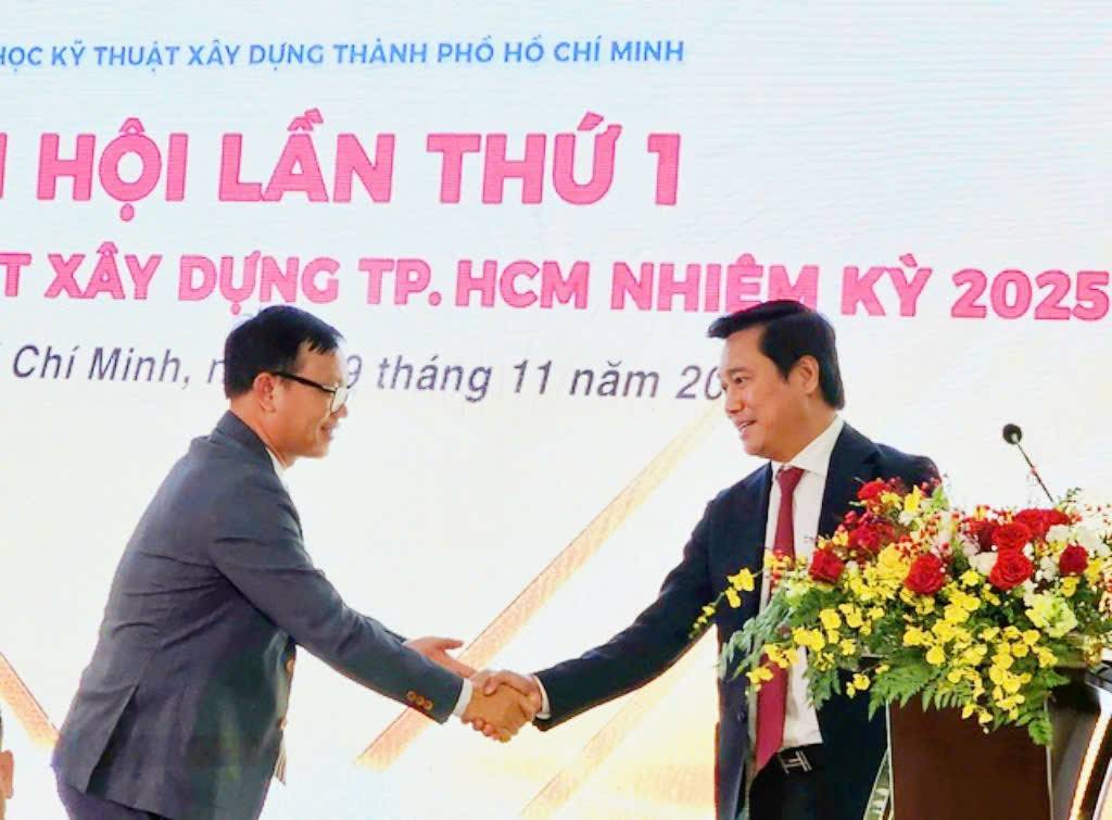 Thứ trưởng Bộ Xây dựng Nguyễn Tường Văn (bìa phải) chúc mừng tân Chủ Hội Khoa học Kỹ thuật Xây dựng TPHCM Lê Như Thạch