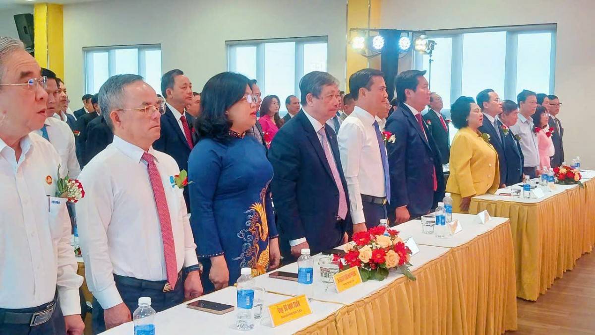 Các đại biểu làm lễ chào cờ và hát Quốc ca trước khi Đại hội chính thức 