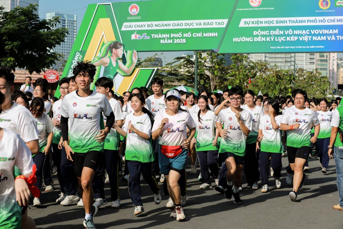 Hàng nghìn học sinh TP.HCM xuất phát trên đường chạy EduRun.