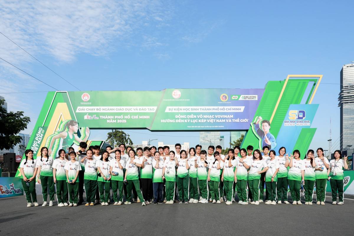 Hành trình chạy bộ của các em luôn sôi nổi tinh thần thể thao và đầy ắp tiếng cười.