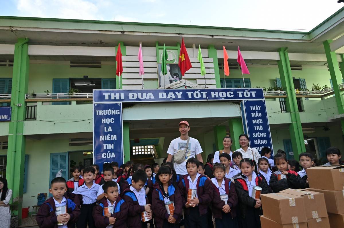 Khánh Hòa - Nha Trang nỗ lực dọn lũ.   TP Hồ Chí Minh hỗ trợ công nhân và xe rác xuyên đêm