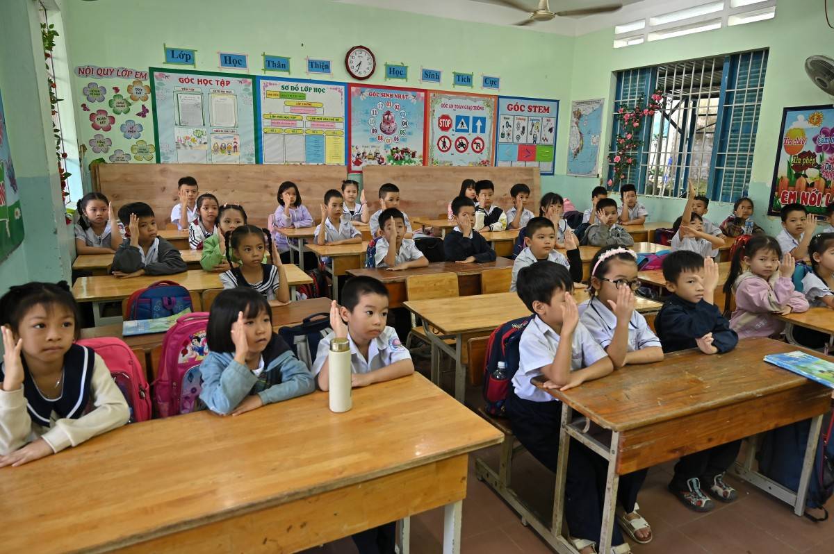 Khánh Hòa - Nha Trang nỗ lực dọn lũ.   TP Hồ Chí Minh hỗ trợ công nhân và xe rác xuyên đêm