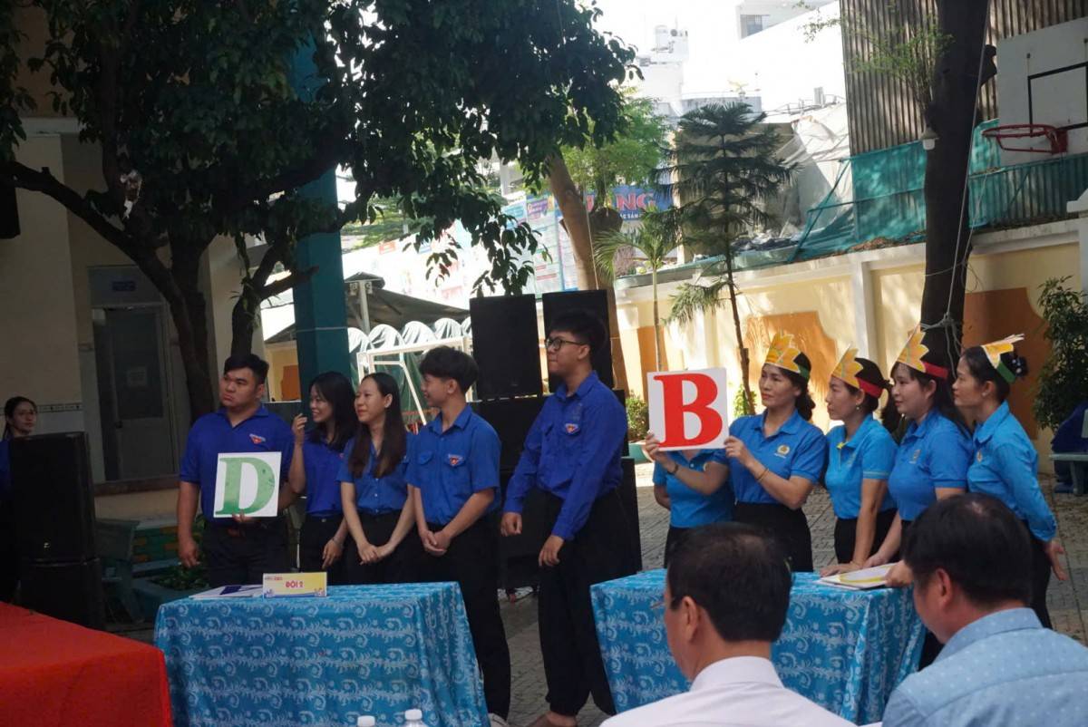 Cuộc thi diễn ra trong không khí sôi nổi giữa các đội thi.