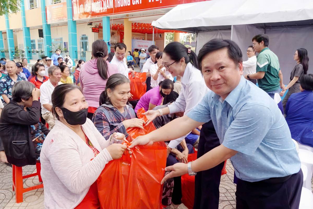 Trao quà cho hộ gia đình khó khăn.