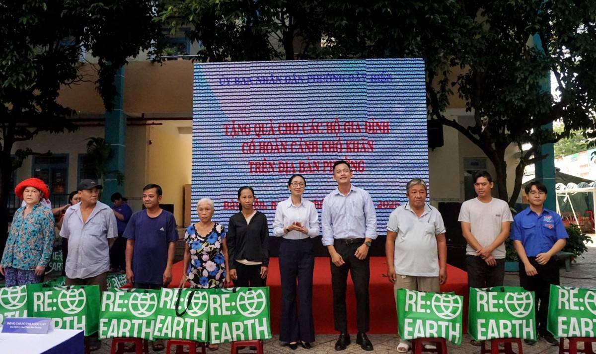 UBND phường cũng đã phối hợp cùng các doanh nghiệp và nhà tài trợ trao tặng