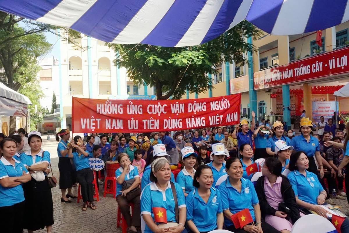 Sự kiện có sụ tham dự của doanh nghiệp trên địa bàn và đông đảo người dân tham gia.