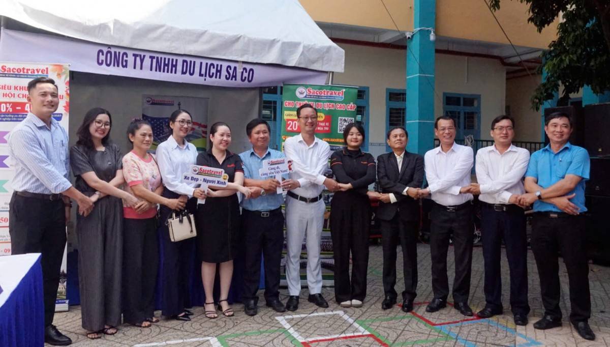 Lãnh đạo phường giao lưu, tham quan tại các gian hàng của doanh nghiệp trên địa bàn phường.