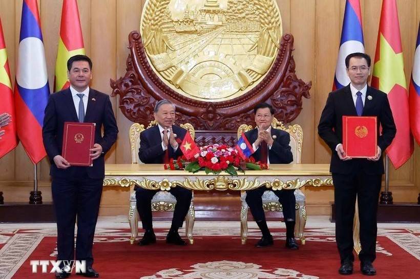 Tổng Bí thư hai nước chứng kiến việc trao các văn kiện hợp tác, thúc đẩy quan hệ Việt Nam – Lào phát triển mạnh mẽ