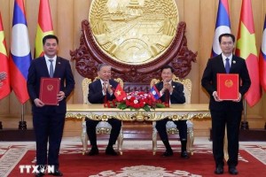 Tổng Bí thư hai nước chứng kiến việc trao các văn kiện hợp tác, thúc đẩy quan hệ Việt Nam – Lào phát triển mạnh mẽ