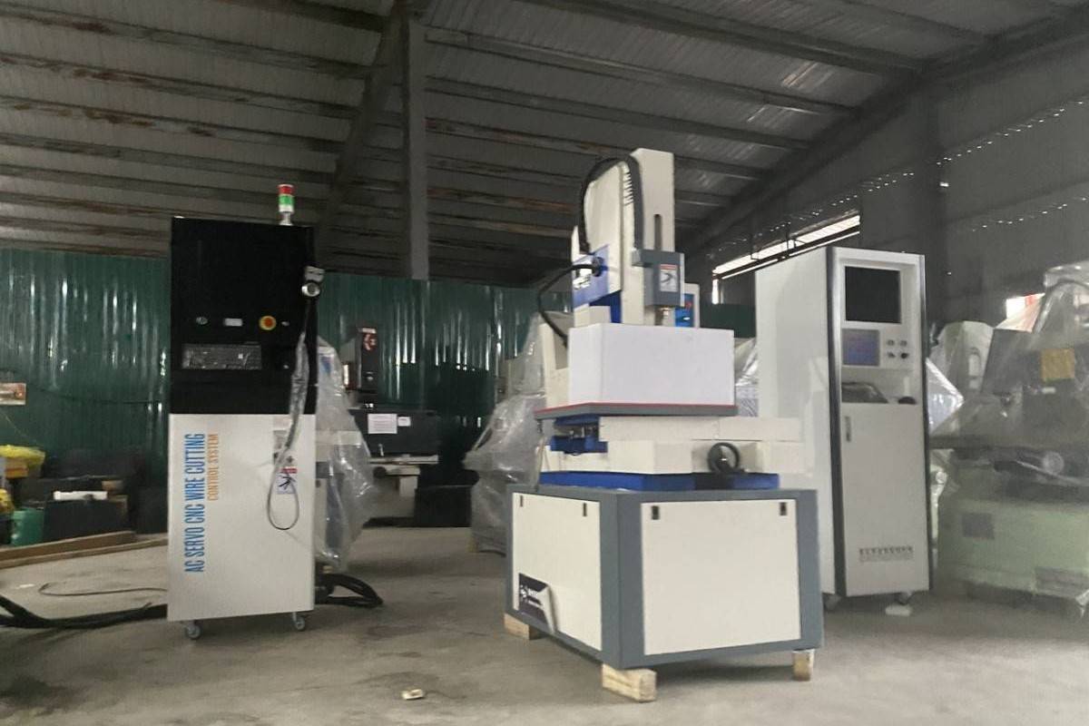 Phát hiện nhiều sai phạm trong nhập khẩu máy móc cũ, Hải quan khởi tố hai vụ buôn lậu