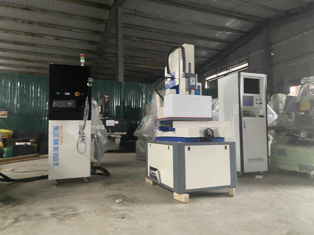 Phát hiện nhiều sai phạm trong nhập khẩu máy móc cũ, Hải quan khởi tố hai vụ buôn lậu