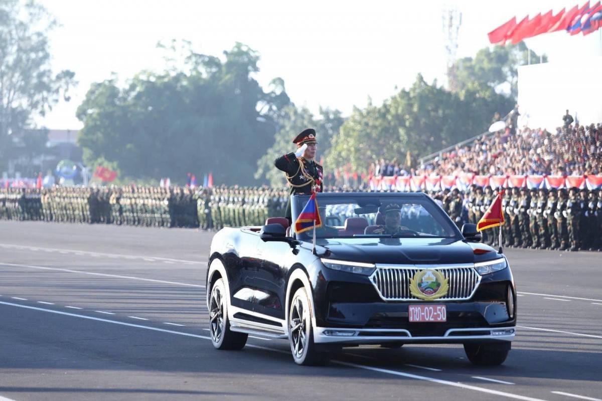 Chiếc xe tiêu binh dẫn đầu đoàn các lực lượng vũ trang tại lễ diễu binh, diễu hành kỷ niệm 50 năm Quốc khánh nước CHDCND Lào chính là mẫu xe VF 9 của hãng xe điện Việt Nam VinFast. Ảnh: Sonemanyla Vilaiphone