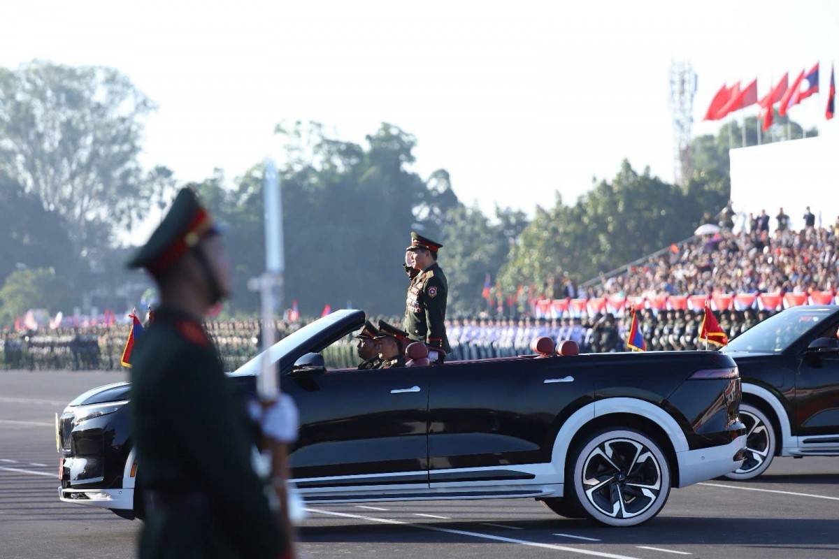 Đây là lần đầu tiên một mẫu xe của Việt Nam được sử dụng trong một sự kiện tầm cỡ quốc gia của một nước khác. Ảnh: Sonemanyla Vilaiphone.