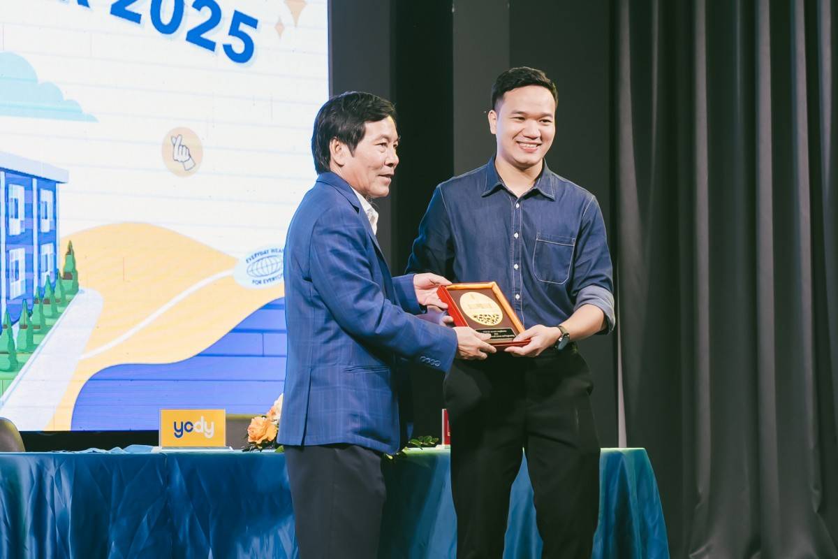 GS. TS. Huỳnh Trung Hải gửi tới Yody quà lưu niệm của Trường Vật liệu