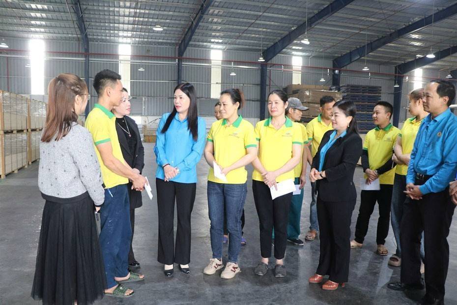 Công đoàn Lào Cai sẻ chia với người lao động gặp khó khăn sau bão số 10