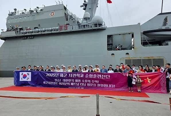 Tàu huấn luyện ROKS Hansando của Hải quân Hàn Quốc thăm Đà Nẵng