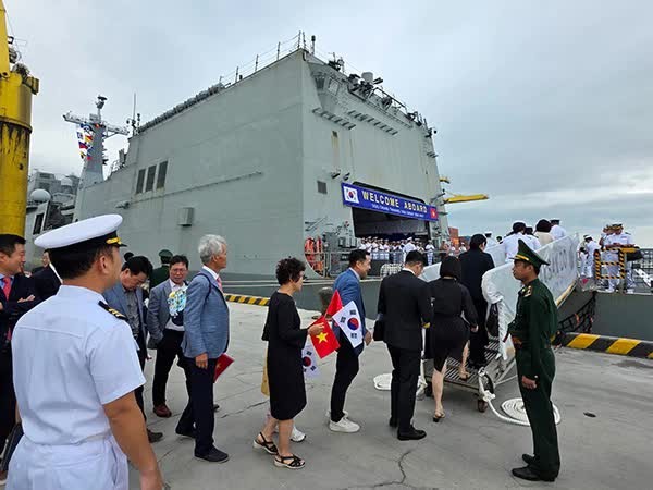 Tàu có lượng giãn nước 4.500 tấn, dài 142m, cao 18m. Trên tàu trang bị hải pháo 40 li và 76 li; hệ thống mồi bẫy chống tên lửa.