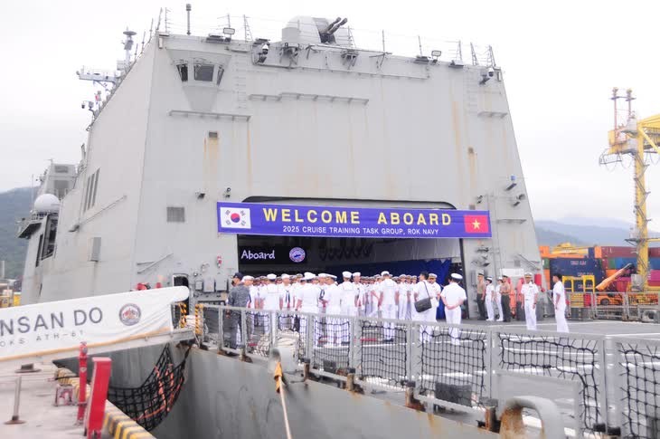 Roks Hansando là tàu huấn luyện đầu tiên của Hải quân Hàn Quốc, do chính nước này sản xuất.