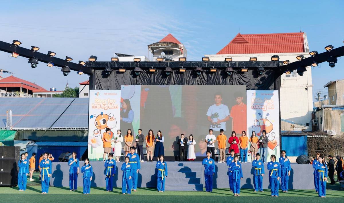 Tiết mục tri ân mang đến bao cảm xúc lắng đọng cho cả phụ huynh, thầy cô tham gia