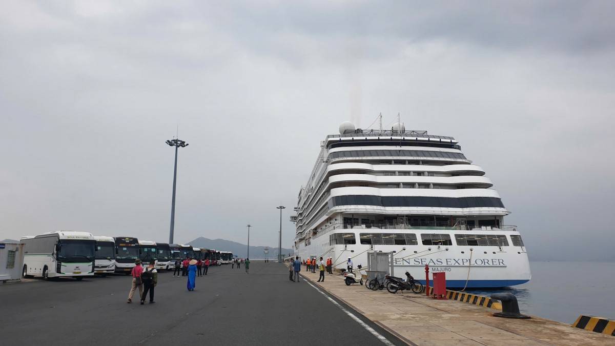 Khánh Hòa đón tàu biển quốc tế SEVEN SEAS VOYAGER với 700 du khách cập cảng Cam Ranh