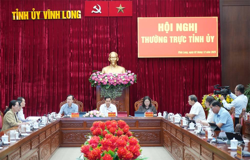 Bí thư Tỉnh ủy Trần Văn Lâu, Phó Bí thư Thường trực Tỉnh ủy Hồ Thị Hoàng Yến, Phó Bí thư Tỉnh ủy - Chủ tịch UBND tỉnh Trần Trí Quang chủ trì hội nghị.