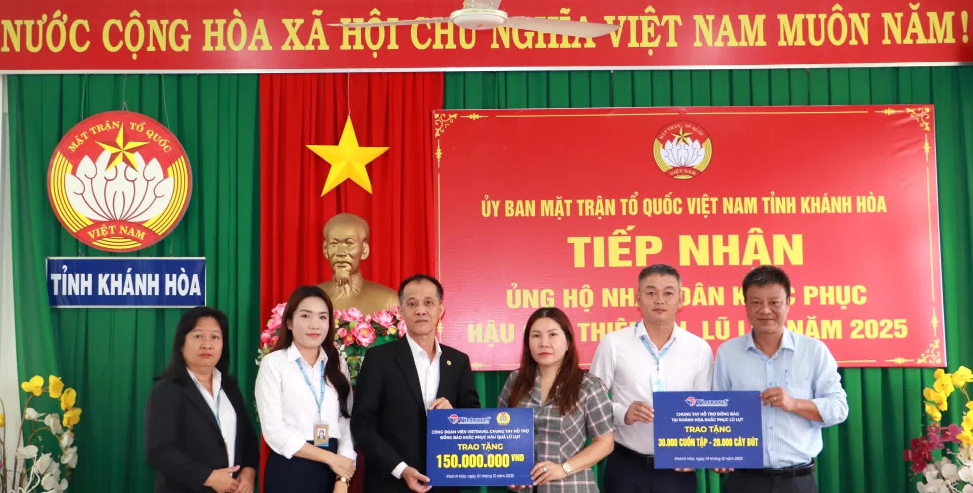 Phó Chủ tịch Quốc hội Nguyễn Khắc Định kiểm tra khắc phục hậu quả sau lũ tại Khánh Hòa