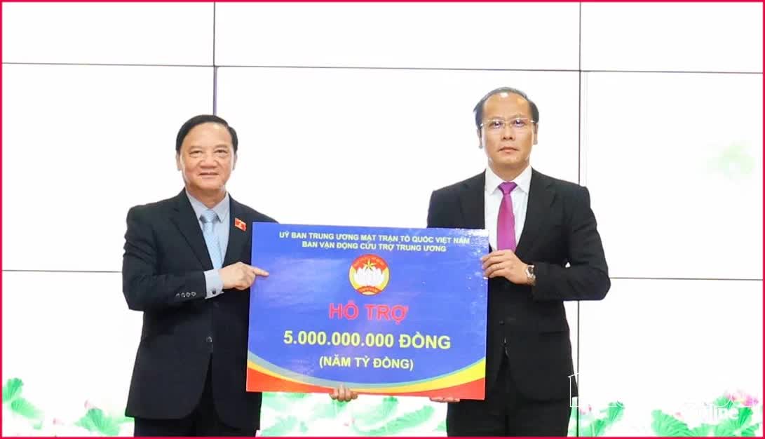 Phó Chủ tịch Quốc hội Nguyễn Khắc Định kiểm tra khắc phục hậu quả sau lũ tại Khánh Hòa