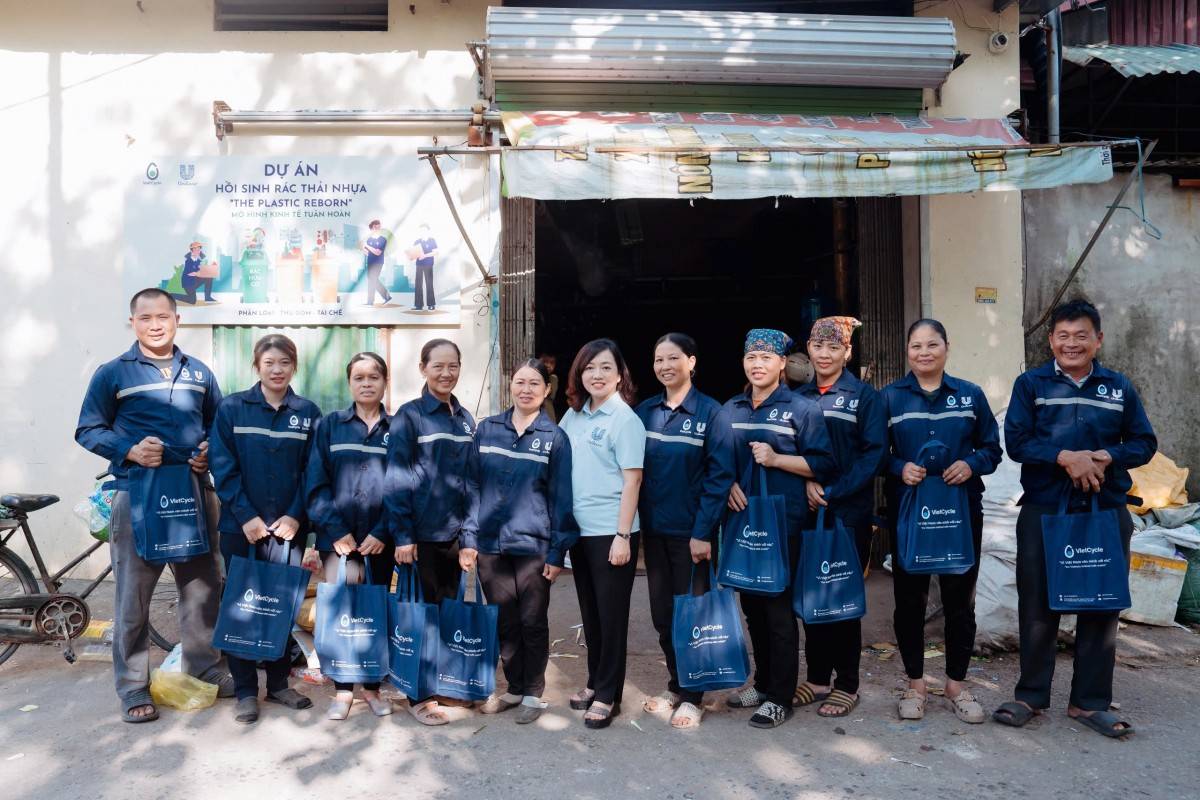 Bà Lê Thị Hồng Nhi, Phó Tổng Giám đốc Truyền thông, Đối ngoại và Phát triển bền vững, Unilever Việt Nam (ở giữa)