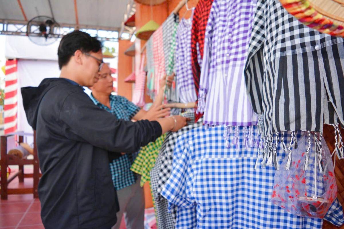 Nhiều sản phẩm làng nghề được trưng bày tại Lễ hội. Ảnh- Bích Liên