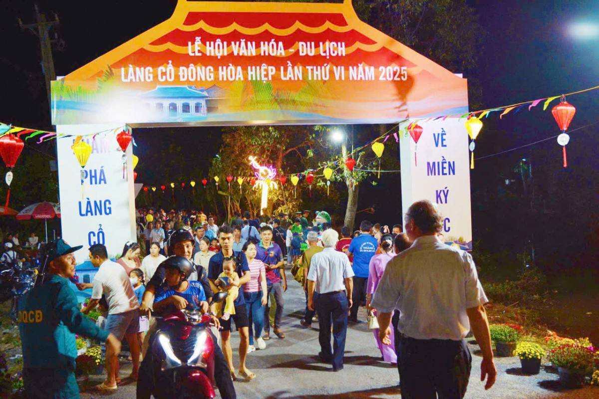 Đông đảo du khách và bà con địa phương tới tham dự 