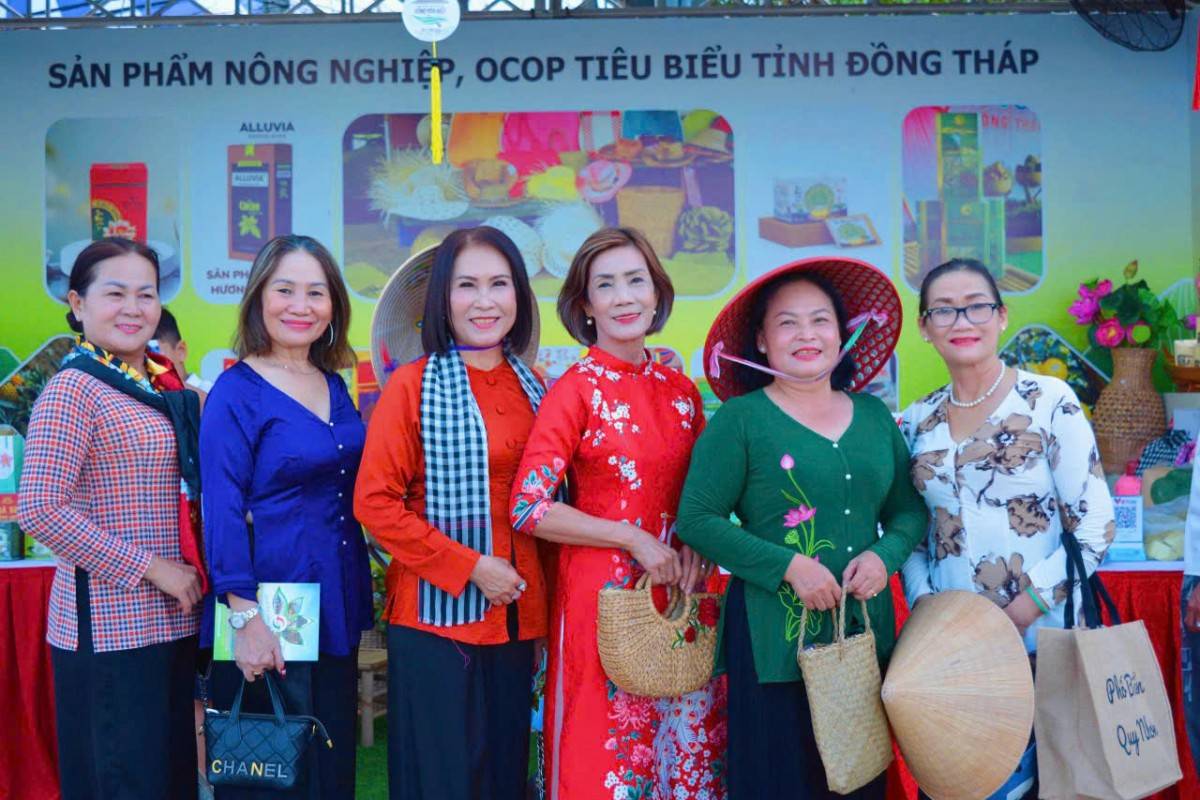 Đông đảo du khách tới tham dự Lễ hội. Ảnh- Bích Liên