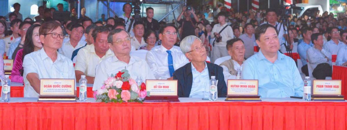 Các đại biểu tham dự Lễ khai mạc.