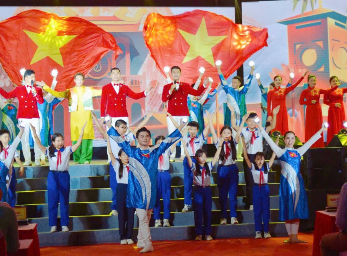 Tiết mục Văn nghệ tại Lễ khai mạc. Ảnh- Bích Liên