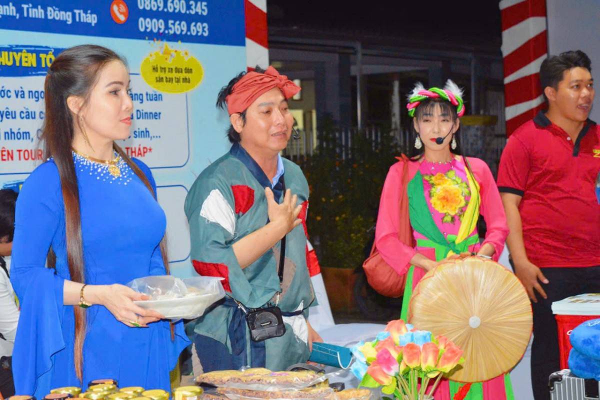 Các nghệ sĩ hát Đờn ca tài tử phục vụ du khách và bà con địa phương tại Lễ hội. Ảnh- Bích Liên