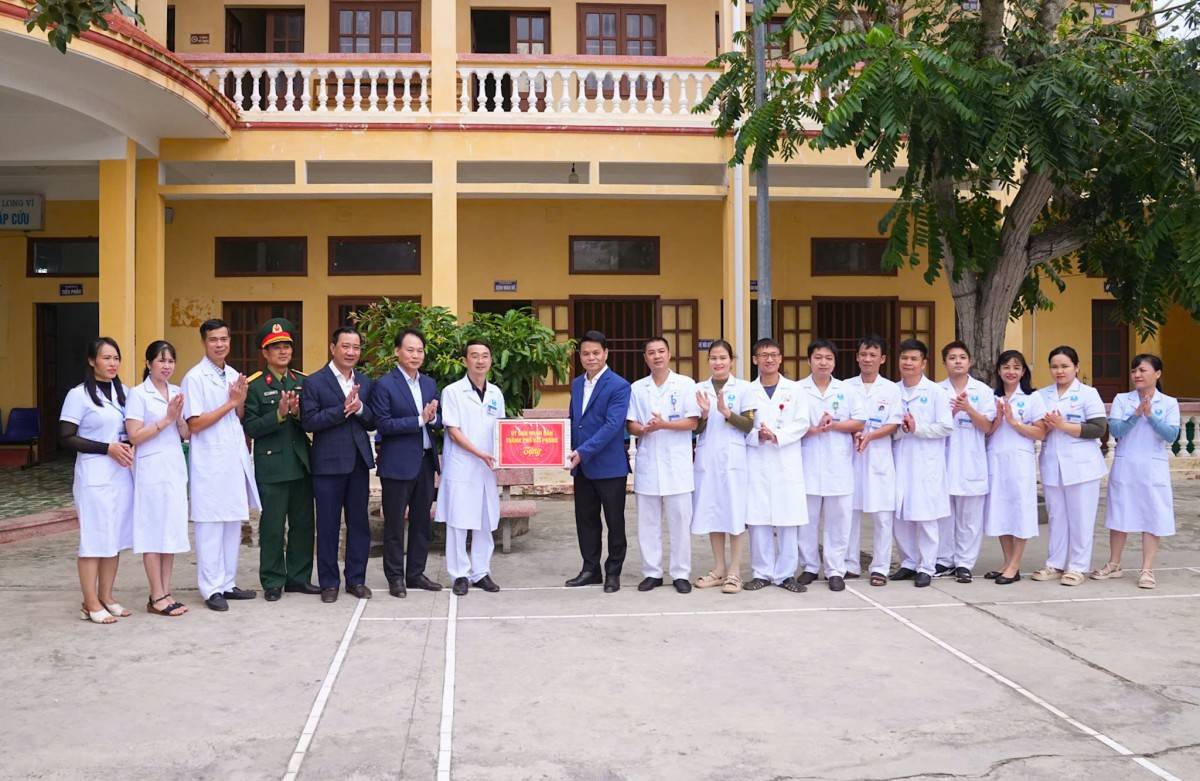 Chủ tịch UBND thành phố Lê Ngọc Châu tặng quà Trung tâm Y tế Đặc khu Bạch Long Vĩ.