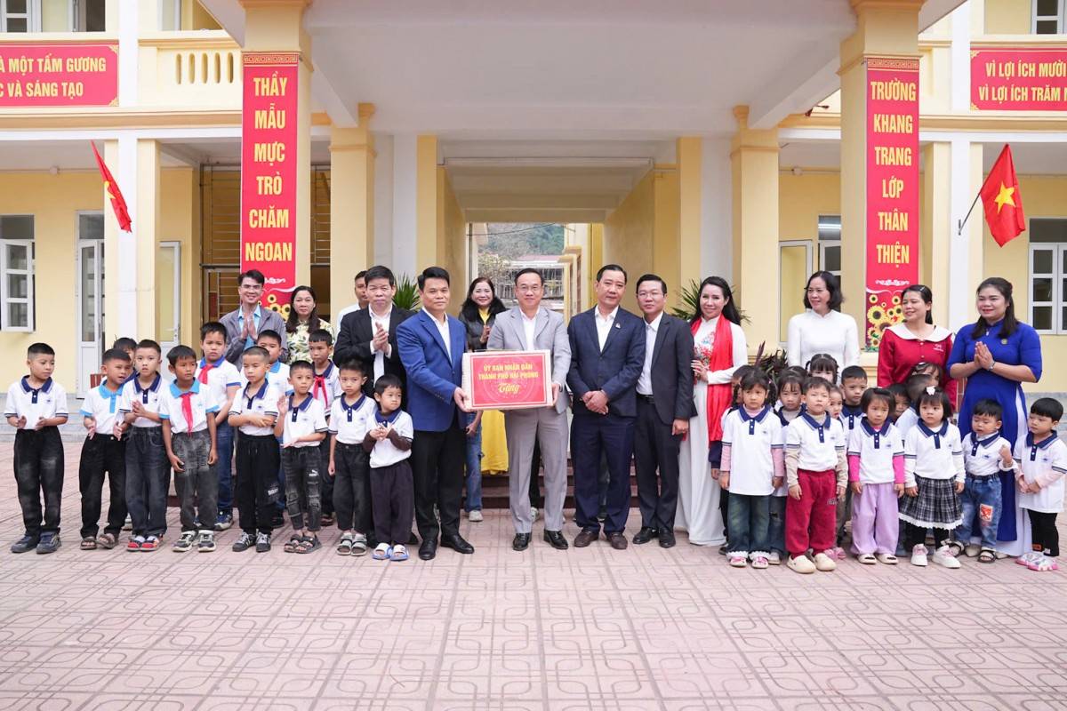 Chủ tịch UBND thành phố Lê Ngọc Châu tặng quà thầy cô giáo và học sinh Đặc khu Bạch Long Vĩ.