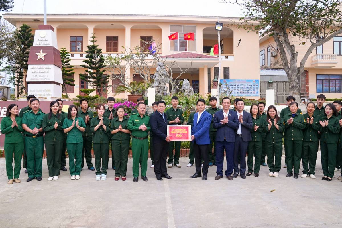 Chủ tịch UBND thành phố Lê Ngọc Châu tặng quà Tổng đội Thanh niên xung phong Bạch Long Vĩ.