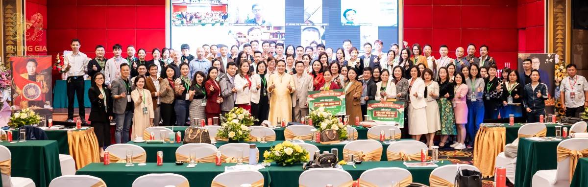 Khách mời chụp ảnh lưu niệm tại sự kiện Chìa Khóa Cải Vận tháng 01/2025