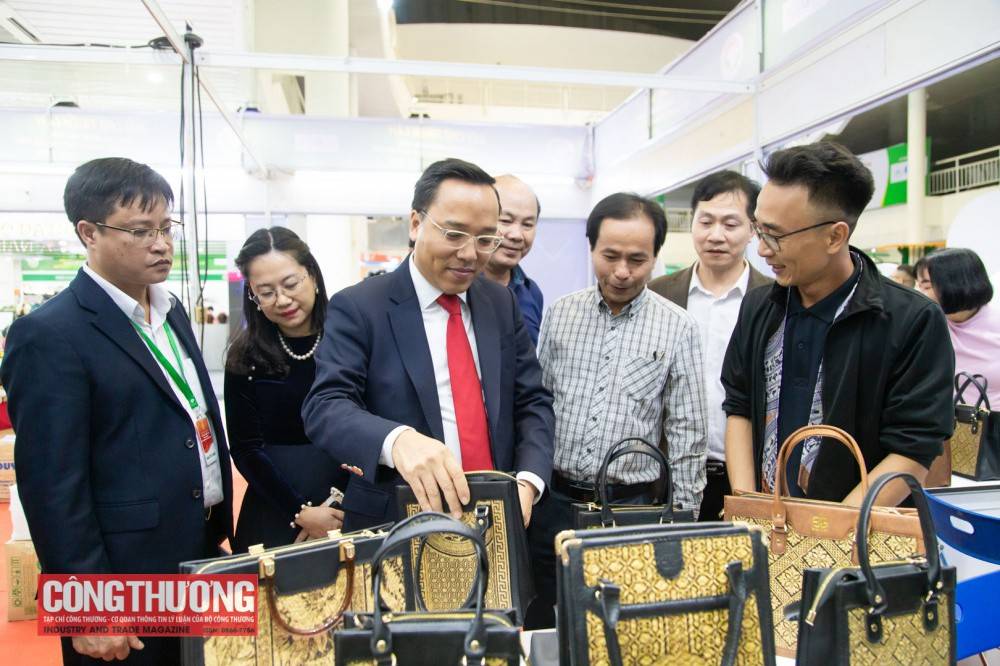 Thứ trưởng Nguyễn Hoàng Long tham quan các gian hàng sản phẩm xanh, thân thiện với môi trường.