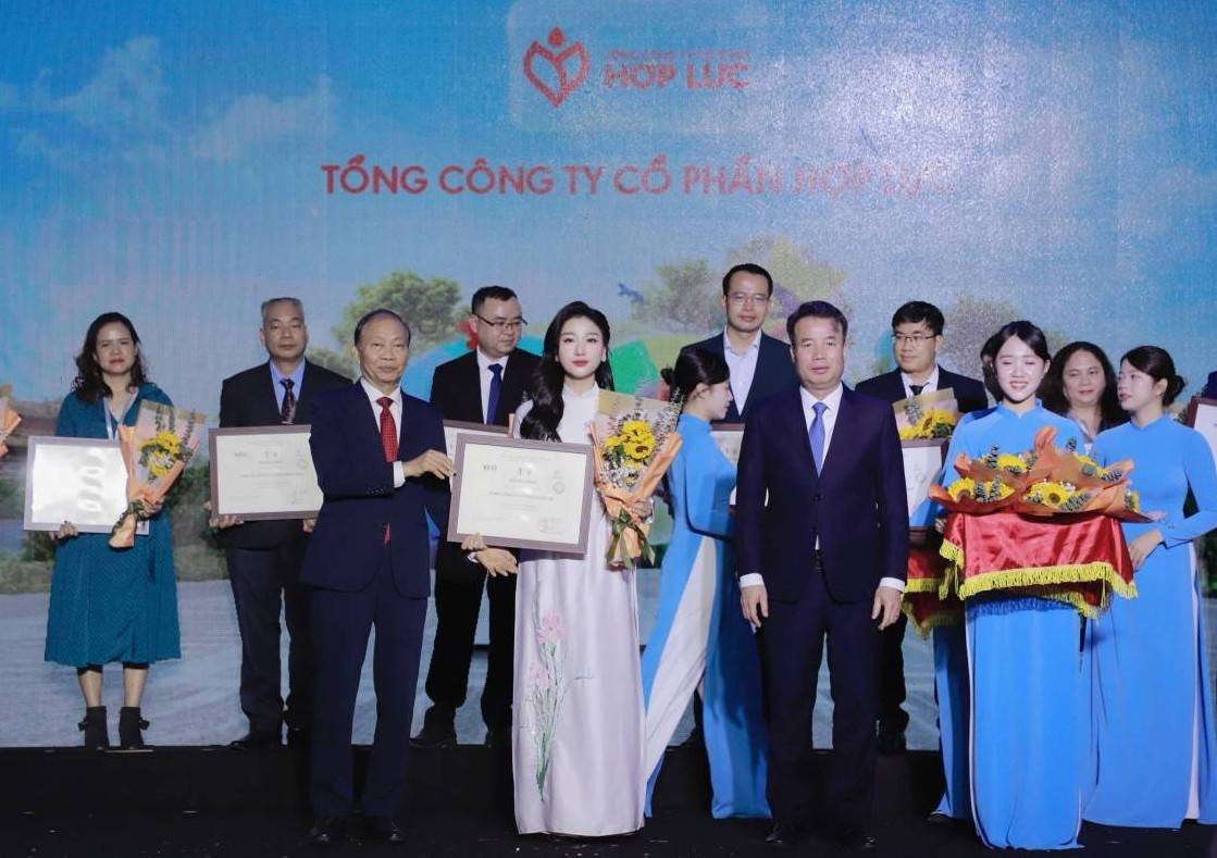 Tổng Công ty Cổ phần Hợp Lực được vinh danh trong Top 100 Doanh nghiệp bền vững năm 2025